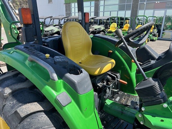 2015 John Deere 4052M