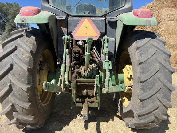 2010 John Deere 7230