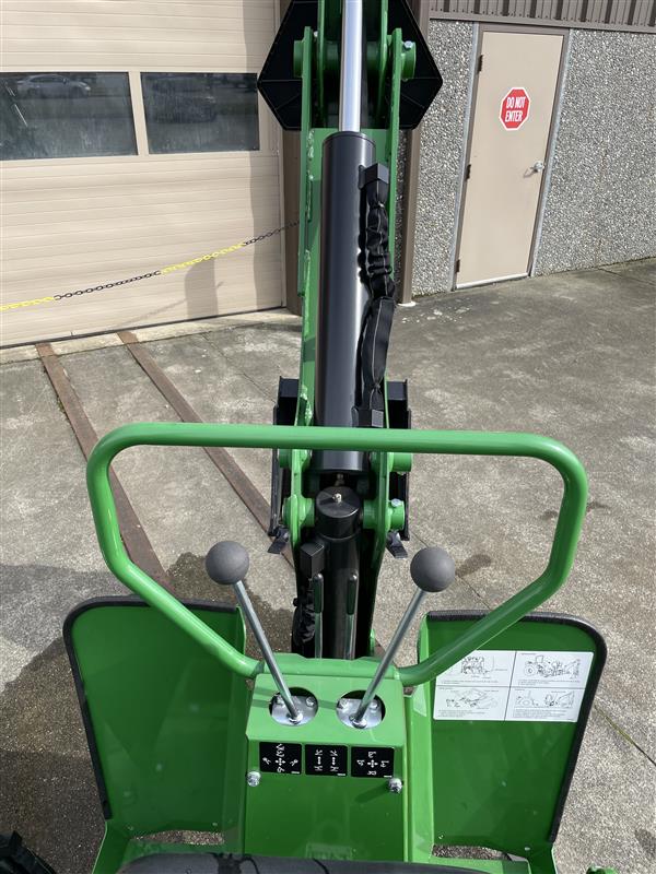 2023 John Deere 3033R