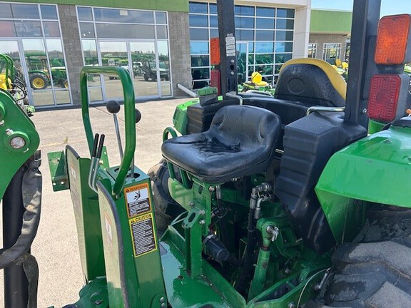 2015 John Deere 4052M