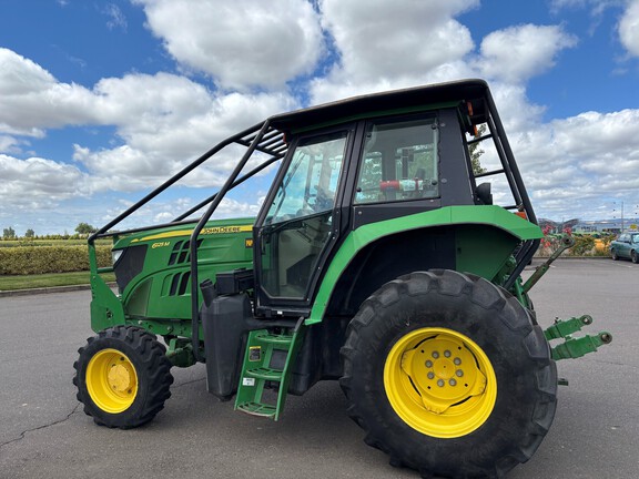 2016 John Deere 6125M