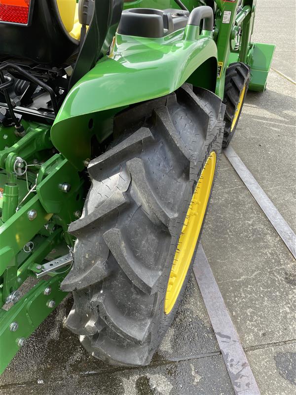 2023 John Deere 3033R