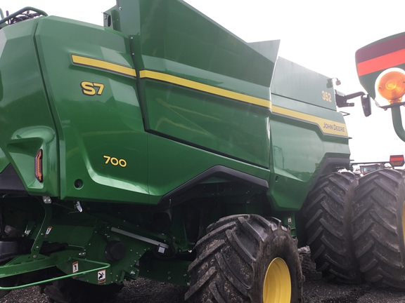 John Deere S7700