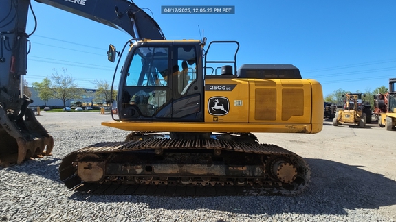 2022 John Deere 250GLC