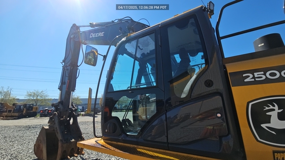 2022 John Deere 250GLC