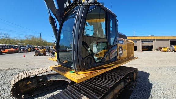 2022 John Deere 250GLC