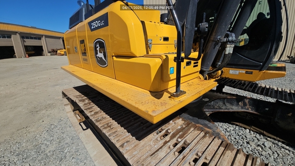 2022 John Deere 250GLC