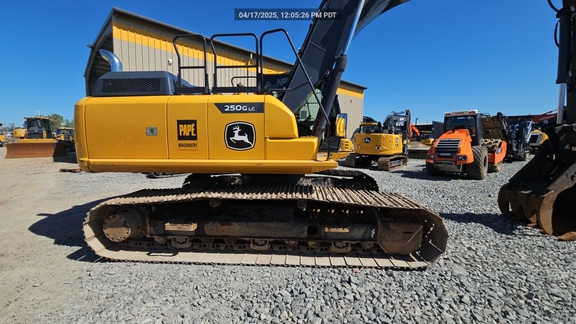 2022 John Deere 250GLC