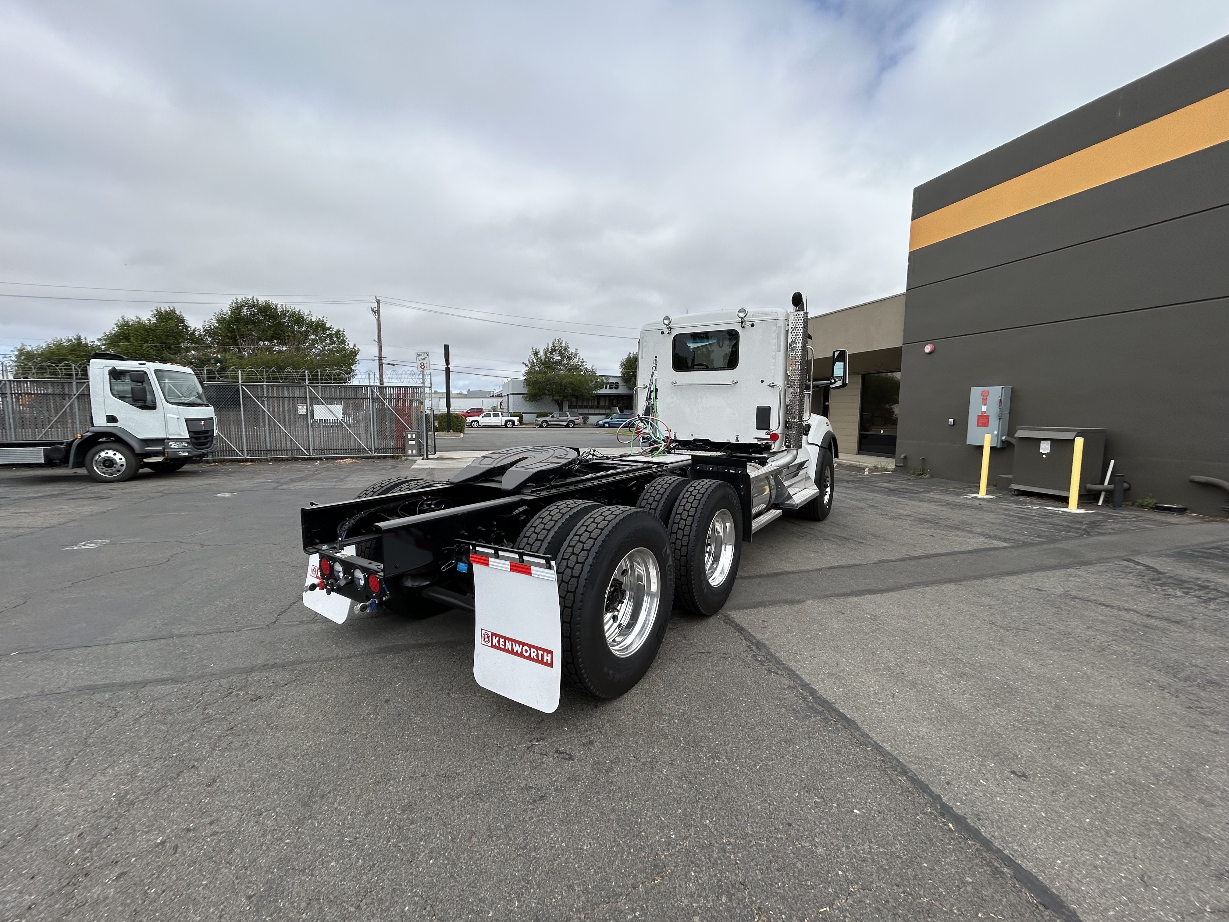 2025 Kenworth T880
