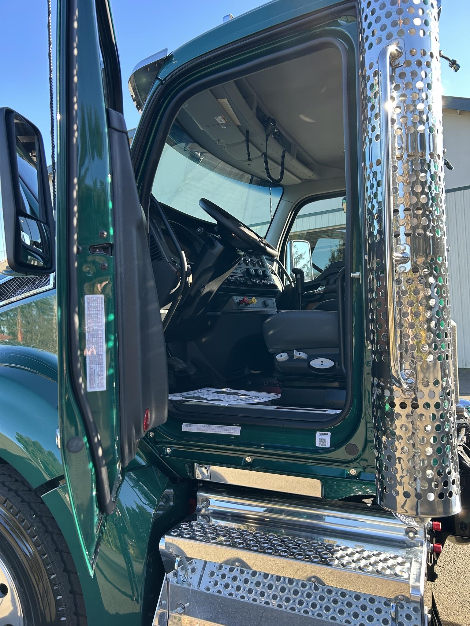 2025 Kenworth T880