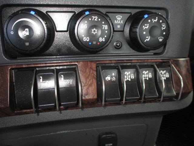 2023 Kenworth T880
