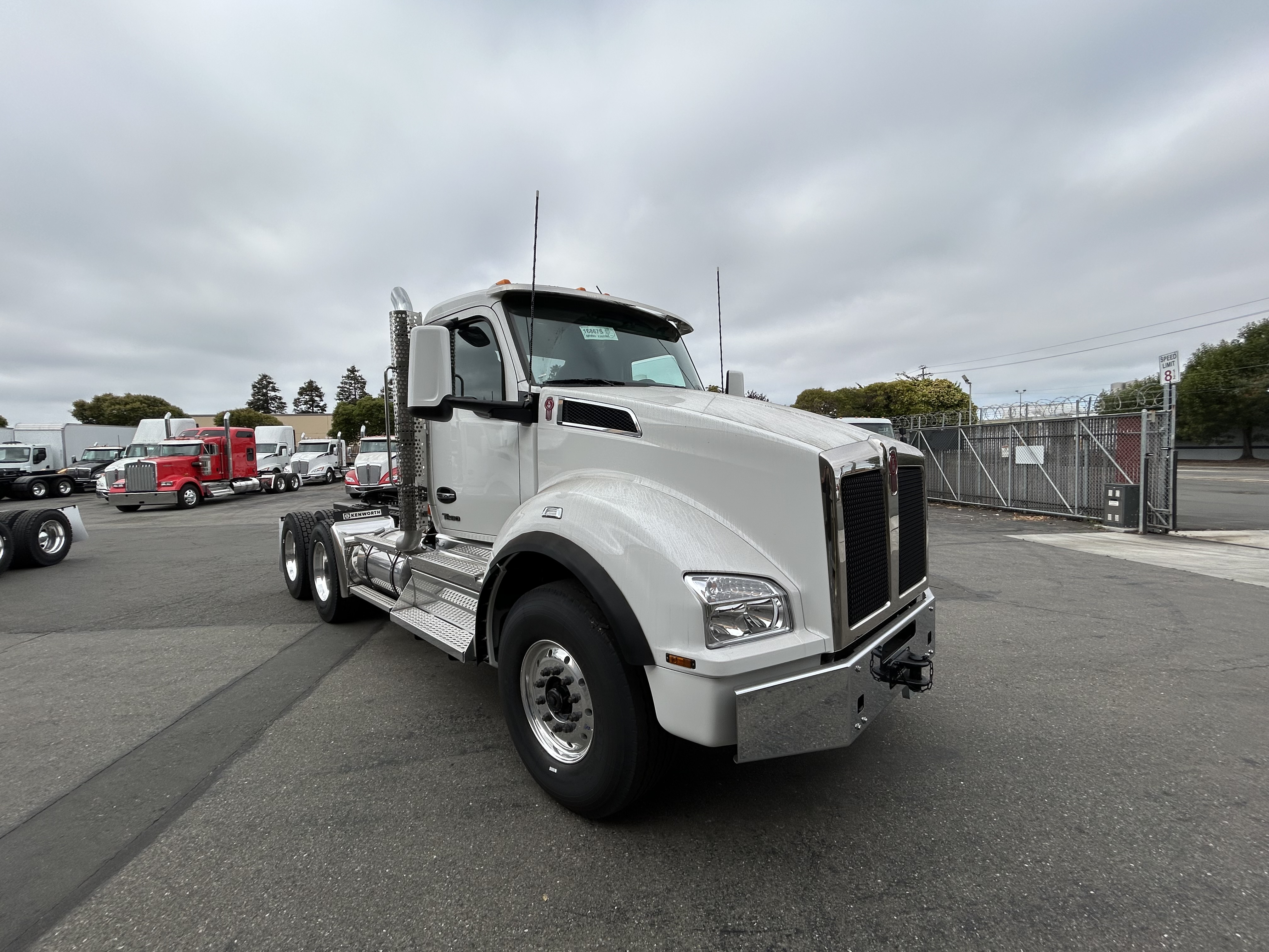 2025 Kenworth T880