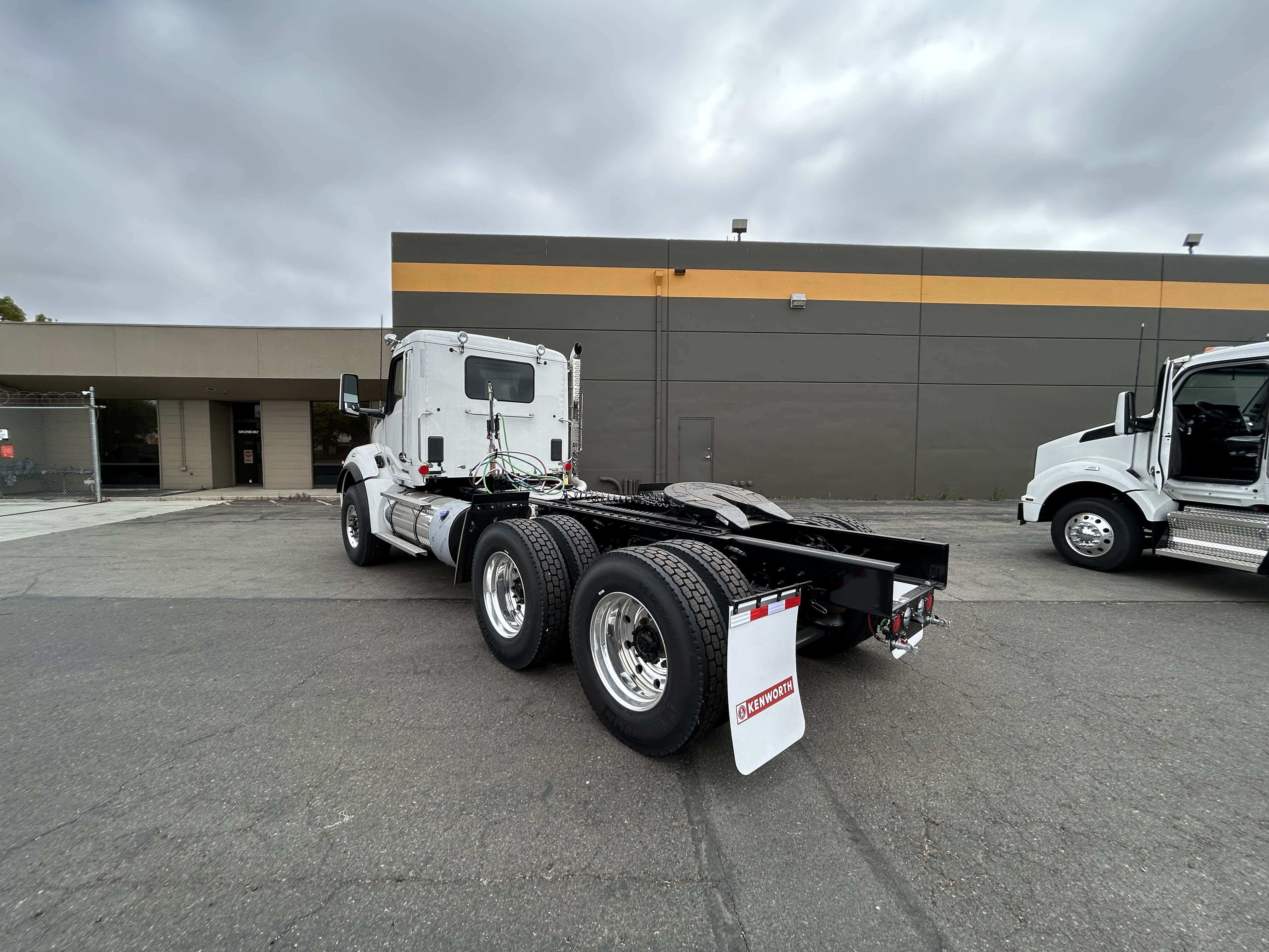 2025 Kenworth T880