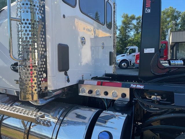 2025 Kenworth T880