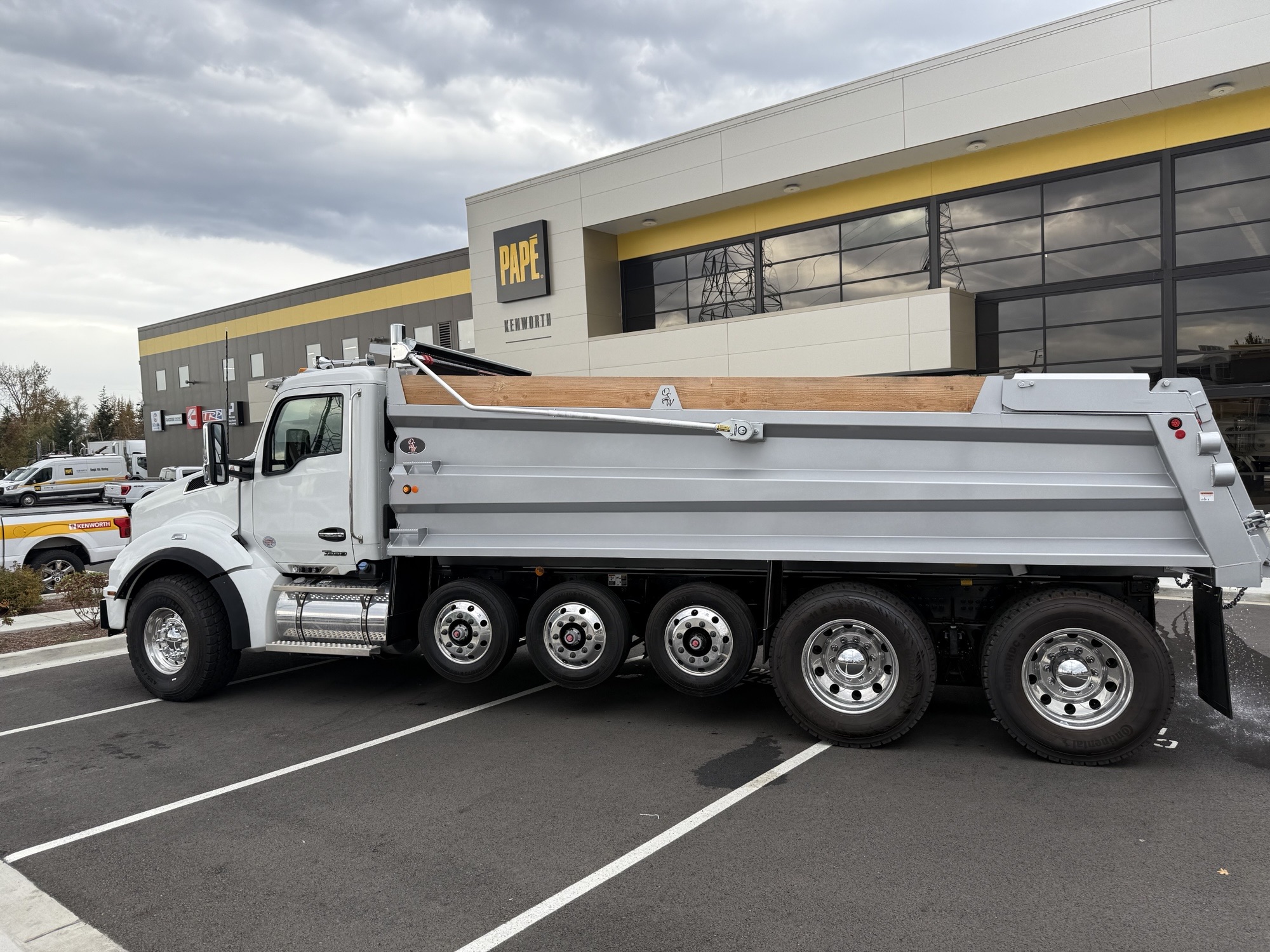 2025 Kenworth T880