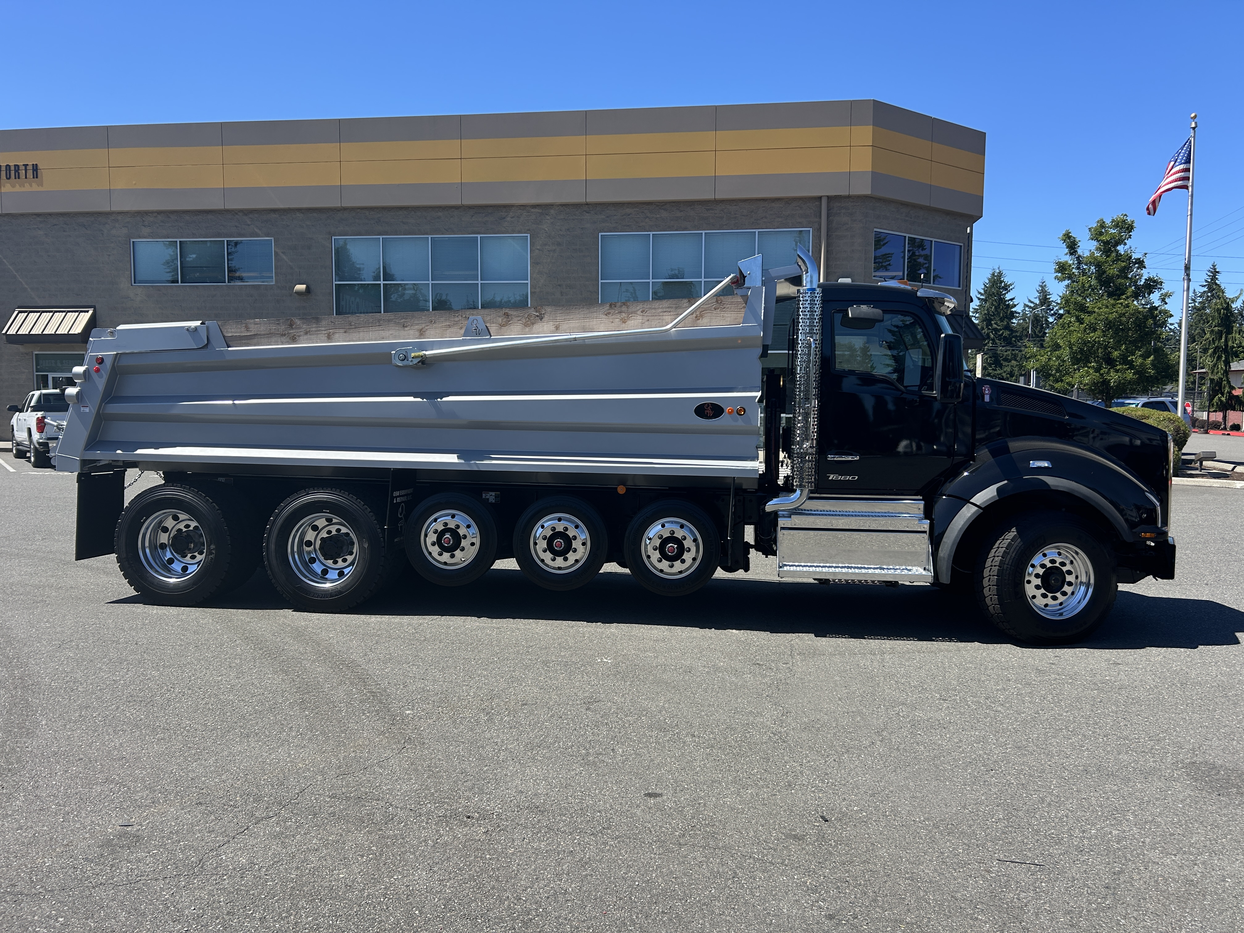 2025 Kenworth T880
