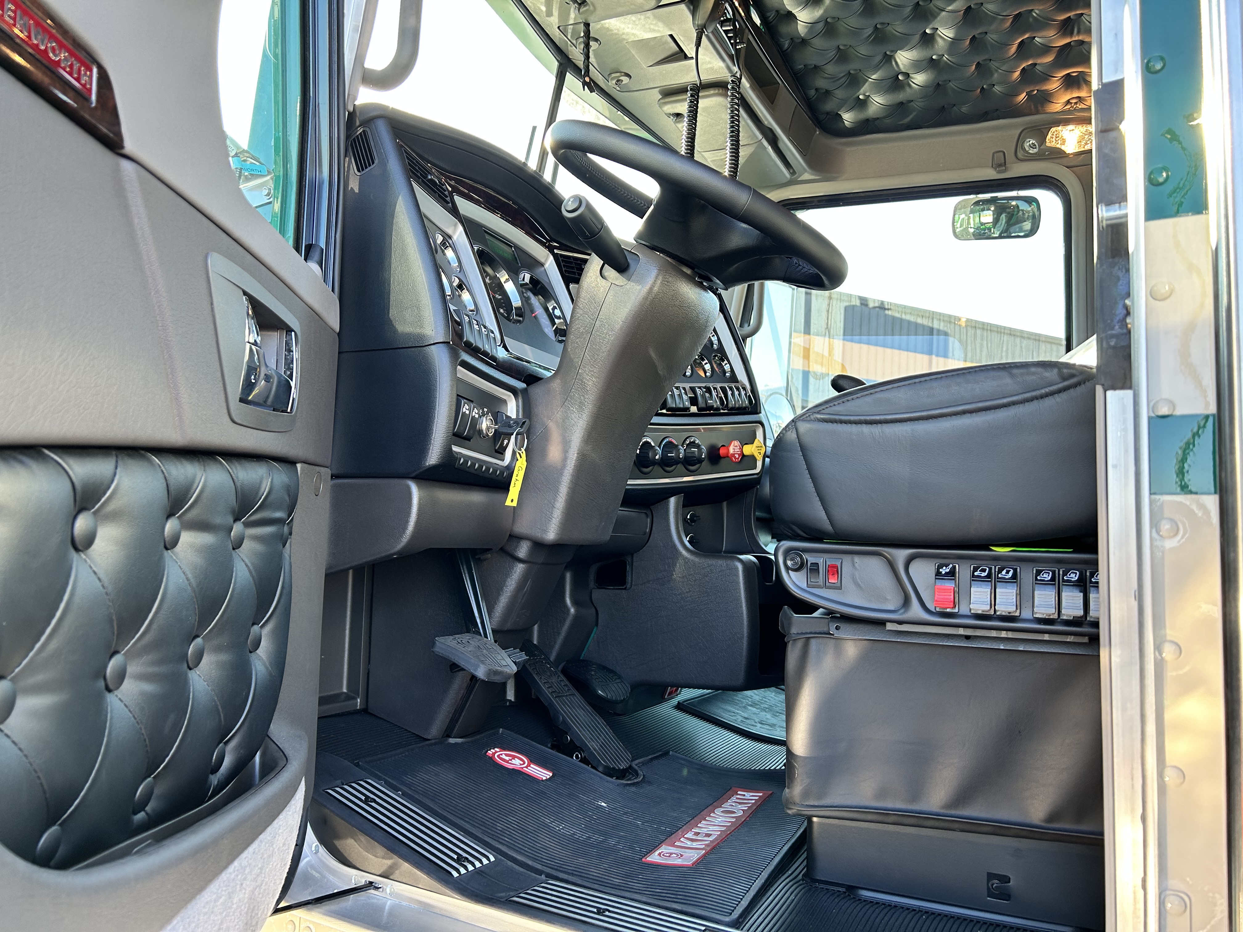 2025 Kenworth W900L