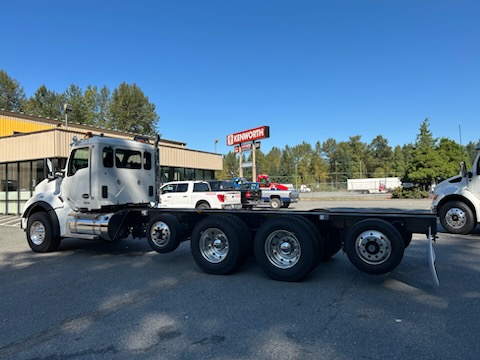 2025 Kenworth T880