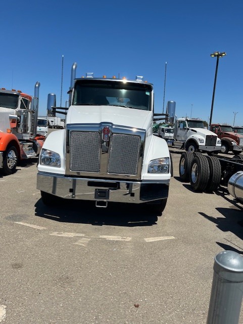 2024 Kenworth T880