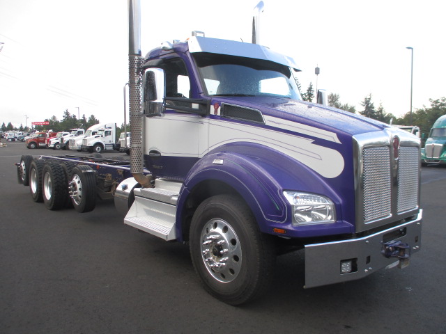 2023 Kenworth T880