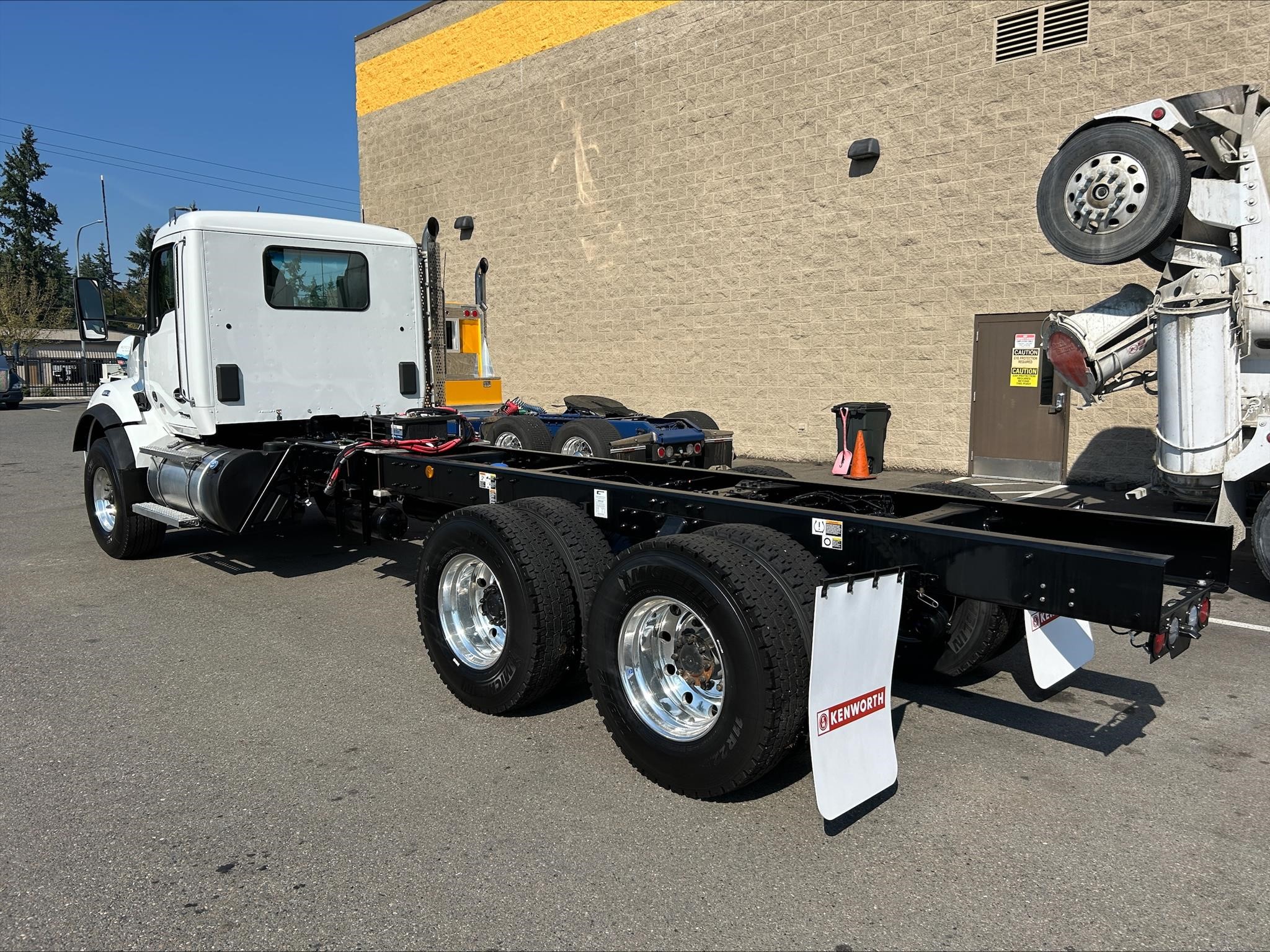 2025 Kenworth T880