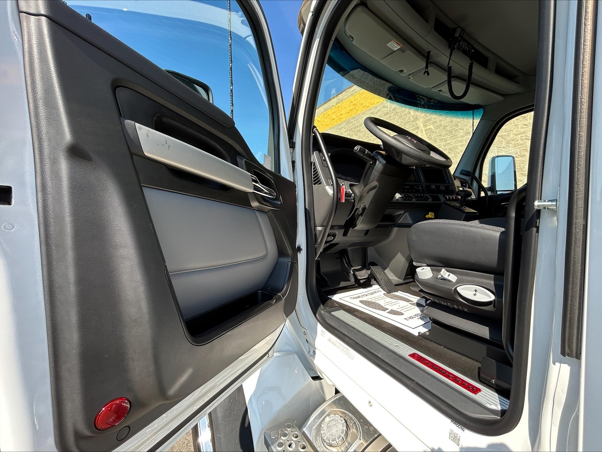 2025 Kenworth T880