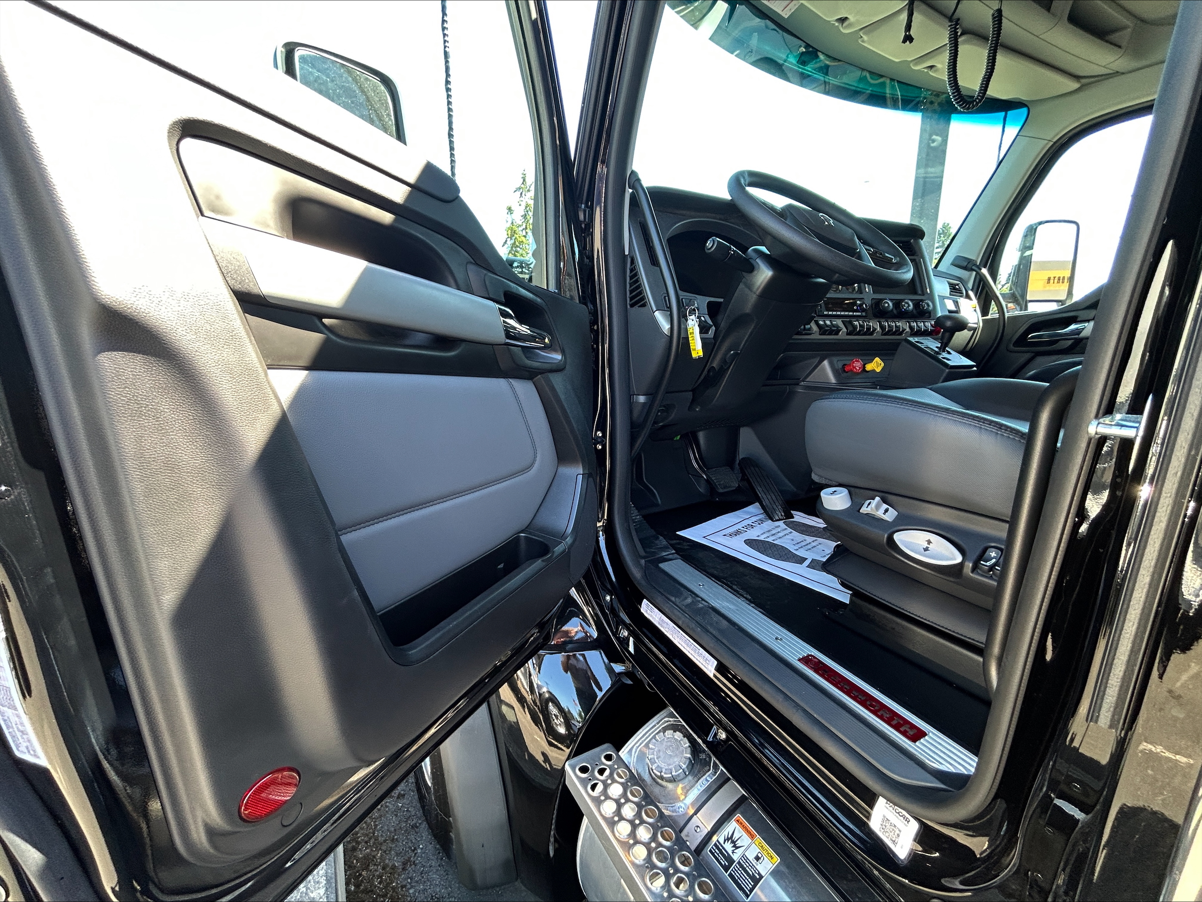 2025 Kenworth T880