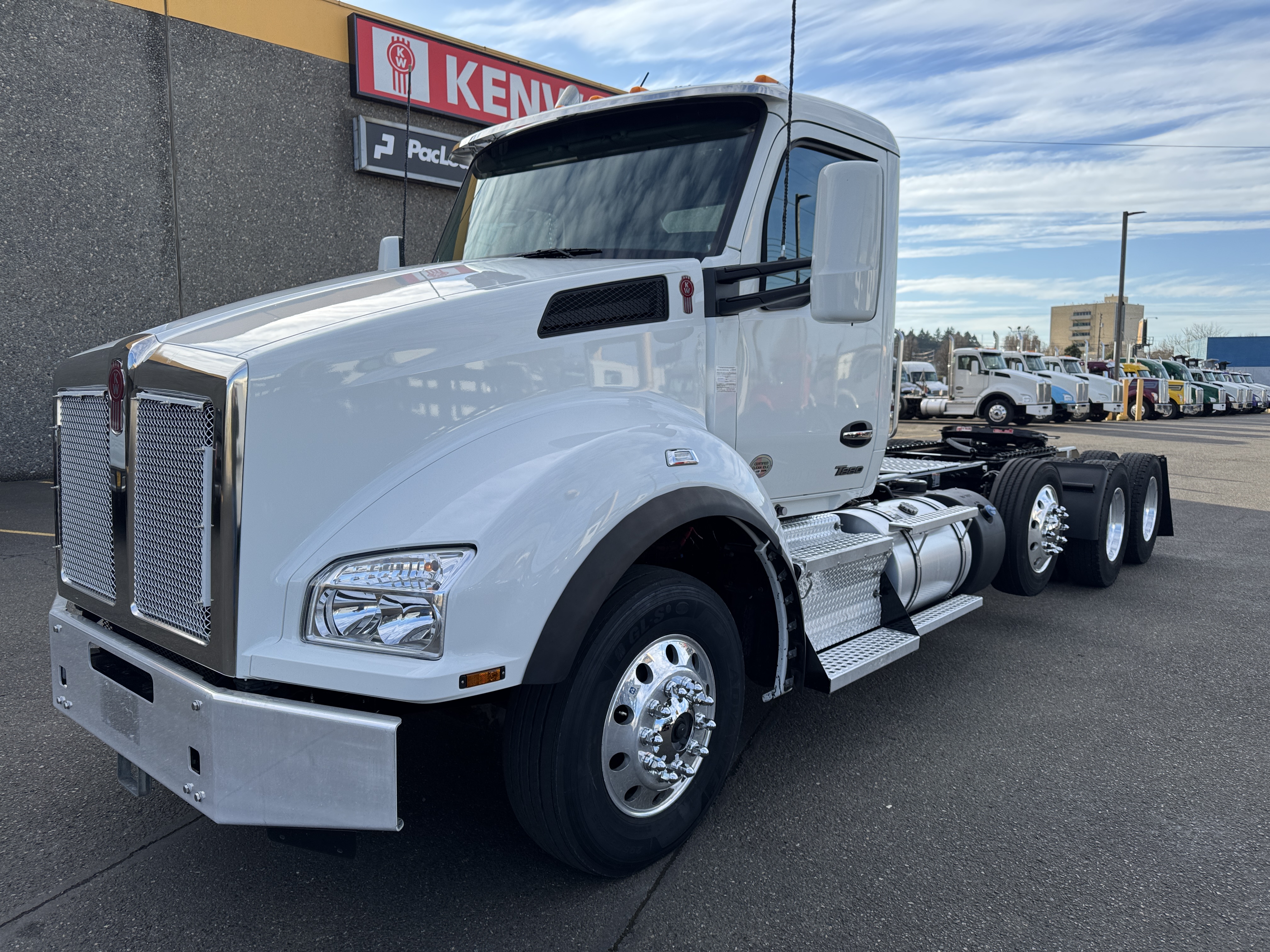 2023 Kenworth T880